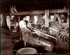 Vista interna di due uomini che lavorano con il cuoio e attrezzature pesanti alla New York Leather Belting Co., New York, 1905